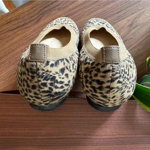 Stuart Weitzman Lastikon Leopard Print Suede Ballet Flats - Picture 7 of 7